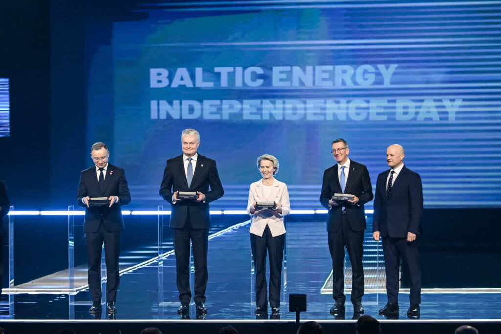 Ursula von der Leyen, szefowa KE, podczas wspólnej konferencji z prezydentami Polski, Litwy, Łotwy i Estonii (PAP/Marcin Obara)