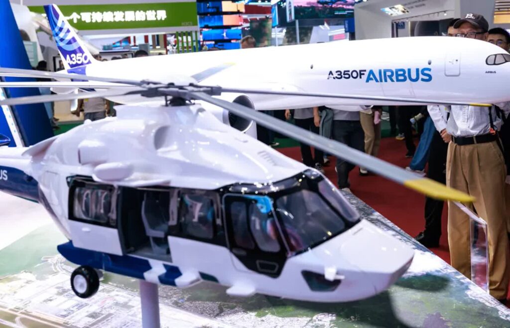 Modele Airbusa A350F na wystawie Airshow China Fot. PAP/EPA/ALEX PLAVEVSKI