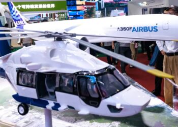 Modele Airbusa A350F na wystawie Airshow China Fot. PAP/EPA/ALEX PLAVEVSKI