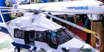 Modele Airbusa A350F na wystawie Airshow China Fot. PAP/EPA/ALEX PLAVEVSKI