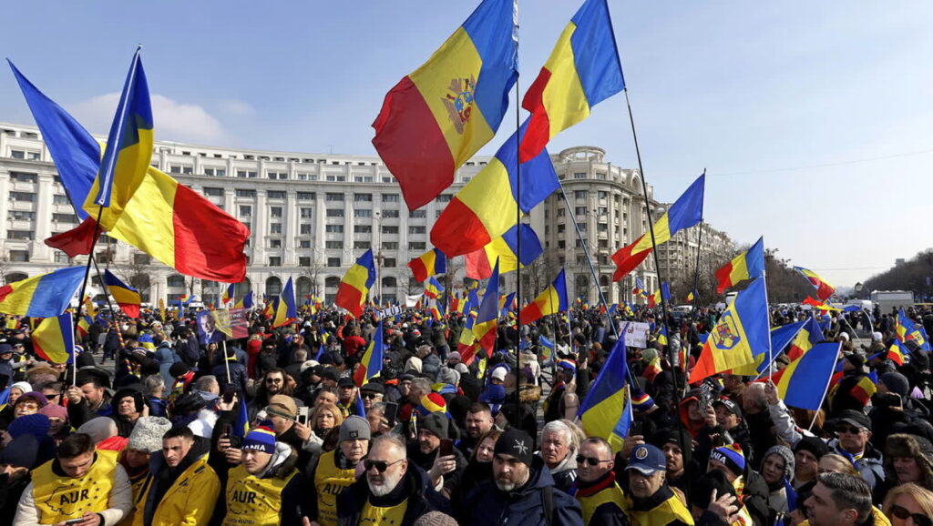 Tysiące ludzi wyszło w sobotę na ulice Bukaresztu. Fot. PAP/EPA/ ROBERT GHEMENT