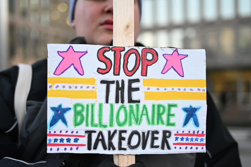 Wielu Amerykanów nie może się pogodzić z ponownym wyborem Donalda Trumpa na prezydenta USA. W piątek protesty przeciwko jego polityce odbyły się m.in. w Waszyngtonie (PAP/EPA/ALEX WROBLEWSKI)