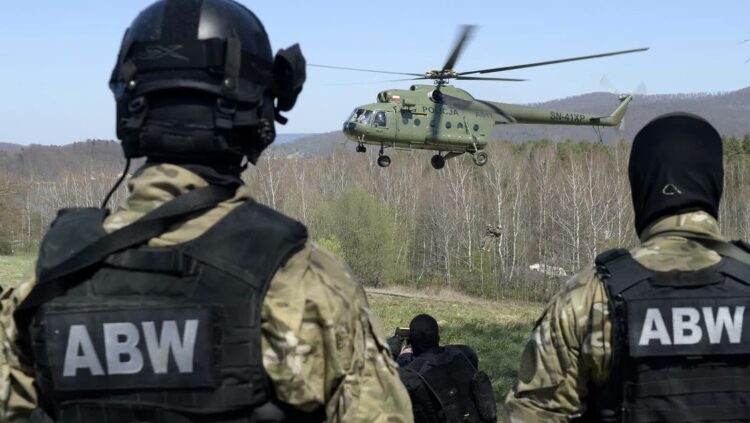 Funkcjonariusze ABW (zdjęcie ilustracyjne) Fot. PAP/Darek Delmanowicz