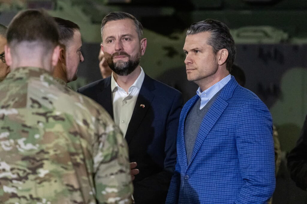 Władysław Kosiniak-Kamysz oraz Pete Hegseth podczas spotkania z amerykańskimi i polskimi żołnierzami. Fot. PAP/Paweł Jaskółka