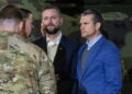 Władysław Kosiniak-Kamysz oraz Pete Hegseth podczas spotkania z amerykańskimi i polskimi żołnierzami. Fot. PAP/Paweł Jaskółka