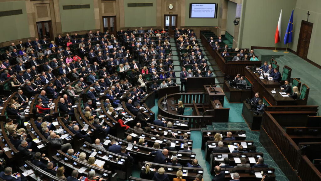 Komu wzrosło, a komu spadło poparcie? Najnowszy sondaż Posłowie na sali obrad w Sejmie. Fot. PAP/Paweł Supernak