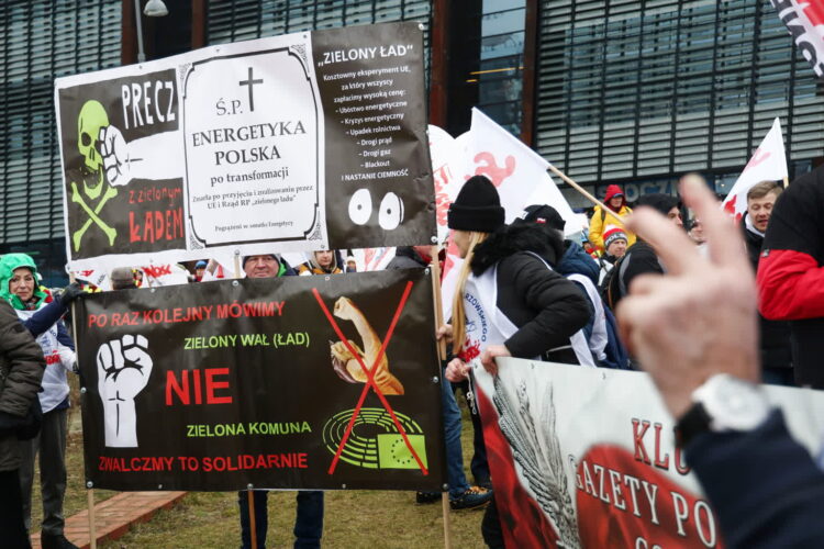 "Precz z Zielonym Ładem!" Protest przed Europejskim Centrum Solidarności w Gdańsku 9 Fot. PAP/Piotr Matusewicz