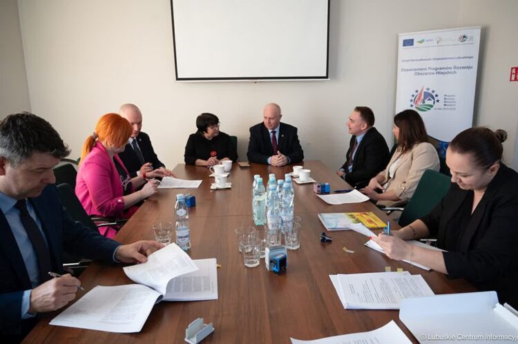 Podpisanie umów na przebudowy dróg lokalnych w UMWL (fot. LCI)