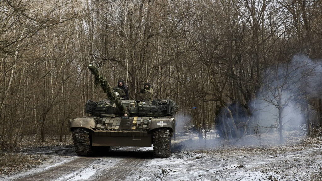 Sytuacja na ukraińskim froncie. "Najcięższy dzień od początku roku" 5 Ukraiński czołg. Fot. PAP/EPA/SERGEY KOZLOV