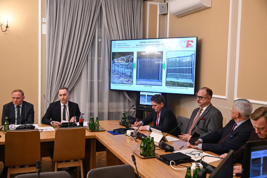 MON i MSWiA na komisji obrony: usprawniamy pracę żołnierzy i służb na granicy fot: PAP/Radek Pietruszka