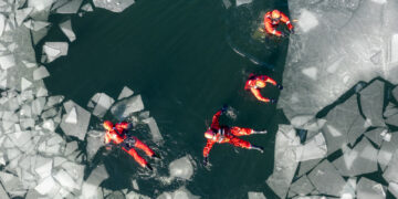 Strażacy szkolą się w Łagowie. Kruchy lód nie wybacza błędów Radio Zachód - Lubuskie