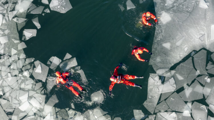 Strażacy szkolą się w Łagowie. Kruchy lód nie wybacza błędów Radio Zachód - Lubuskie