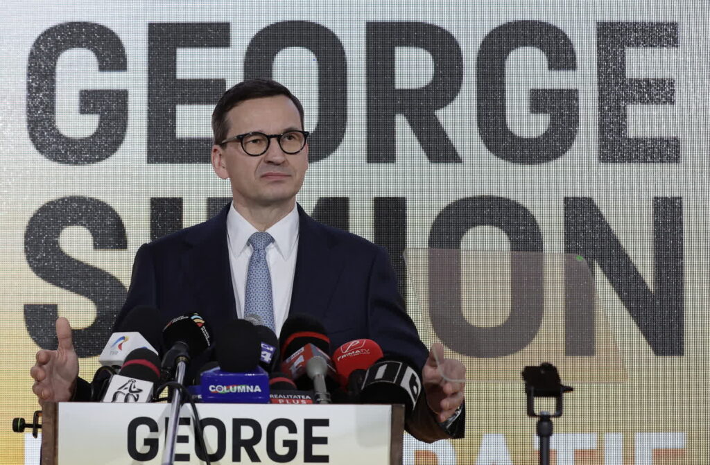 Mateusz Morawiecki na wiecu poparcia dla George Simiona (PAP/EPA/ROBERT GHEMENT)