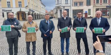 PiS przeciwko budowie centrów integracji cudzoziemców - konferencja prasowa w Zielonej Górze (fot. Piotr Bakselerowicz)
