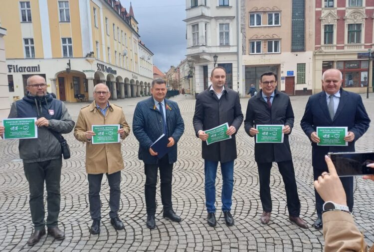 PiS przeciwko budowie centrów integracji cudzoziemców - konferencja prasowa w Zielonej Górze (fot. Piotr Bakselerowicz)