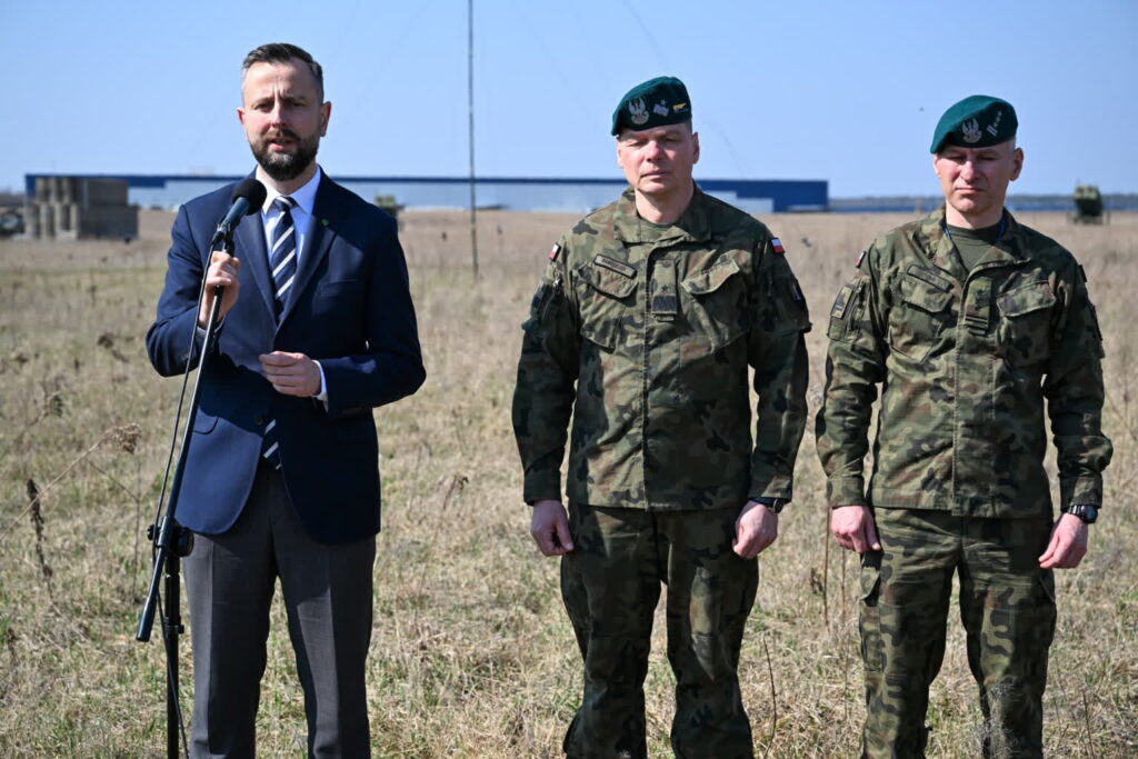 Władysław Kosiniak-Kamysz i dwaj żołnierze WP na konferencji prasowej (PAP/Darek Delmanowicz)