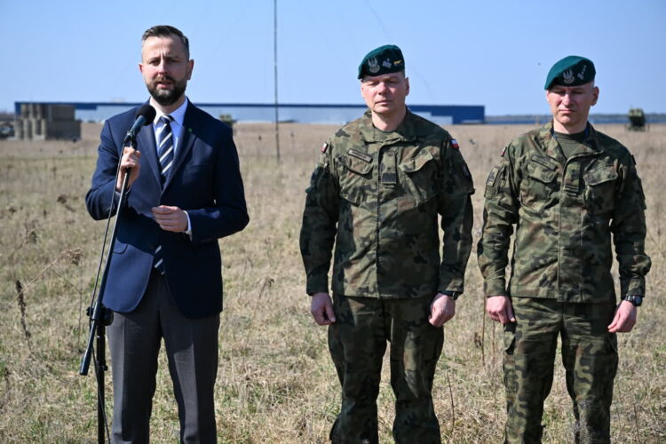 Władysław Kosiniak-Kamysz i dwaj żołnierze WP na konferencji prasowej (PAP/Darek Delmanowicz)