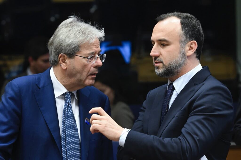 Paweł Karbownik (po prawej) w czasie dyskusji w europarlamencie (x.com/Pawel_Karbo)