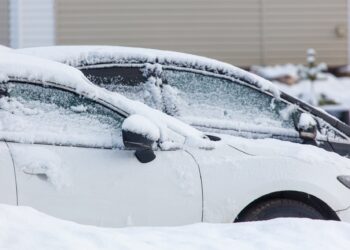 Odśnieżanie auta – jak zrobić to prawidłowo? Radio Zachód - Lubuskie