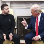 Wołodymyr Zełeński i Donald Trump podczas rozmowy w gabinecie owalnym w Białym Domu (PAP/EPA/JIM LO SCALZO)