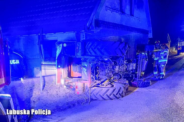 Nowe Kurowo k. Strzelec Krajeńskich. Pijany 26-latek wjechał ciągnikiem w dom (KPP Strzelce Krajeńskie)