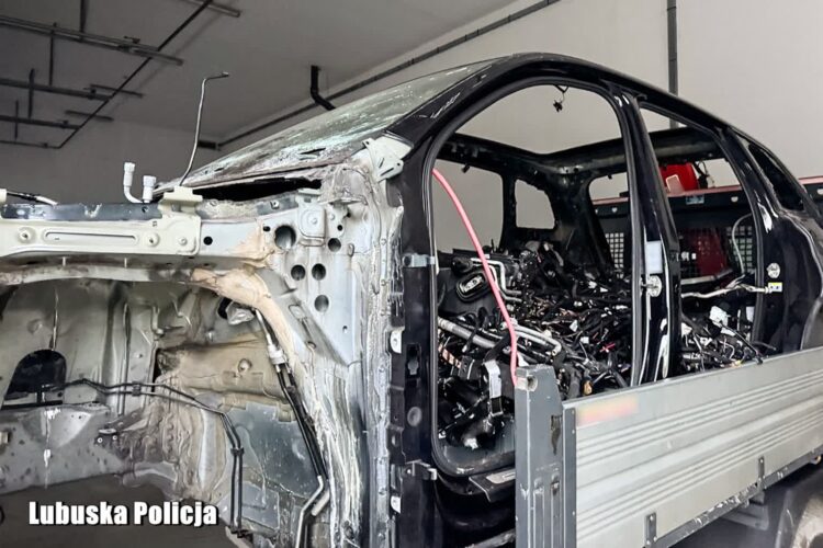 Policjanci z Iłowej odnaleźli skradzione w Niemczech audi, ale w częściach (KPP Żagań)