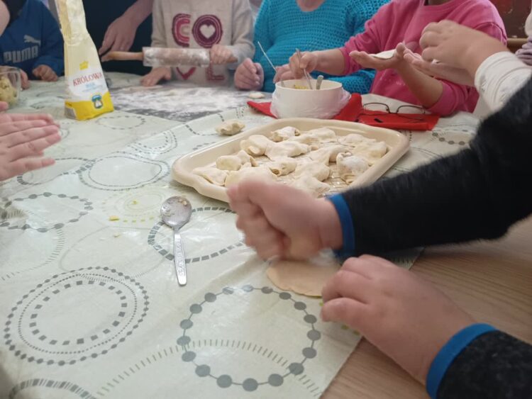 Seniorzy i przedszkolaki we wspólnym działaniu kulinarnym 9 fot. K.Gonera