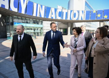 Karol Nawrocki wraz z europosłami z ramienia PiS po spotkaniu grupy Europejskich Konserwatystów i Reformatorów. Fot. PAP/ Wiktor Dąbkowski