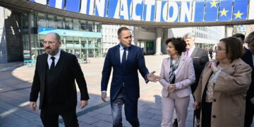 Karol Nawrocki wraz z europosłami z ramienia PiS po spotkaniu grupy Europejskich Konserwatystów i Reformatorów. Fot. PAP/ Wiktor Dąbkowski