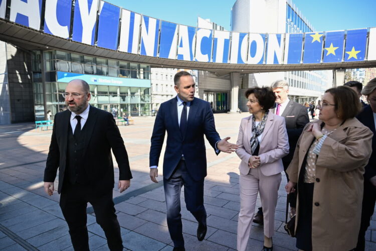 Karol Nawrocki w Brukseli o rezolucji PE w sprawie obronności: szkodliwa dla państwa polskiego 9 Karol Nawrocki wraz z europosłami z ramienia PiS po spotkaniu grupy Europejskich Konserwatystów i Reformatorów. Fot. PAP/ Wiktor Dąbkowski