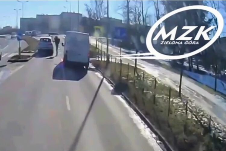 Nagranie z ul. Wyszyńskiego udostępnił Miejski Zakład Komunikacji w Zielonej Górze (KMP ZG)