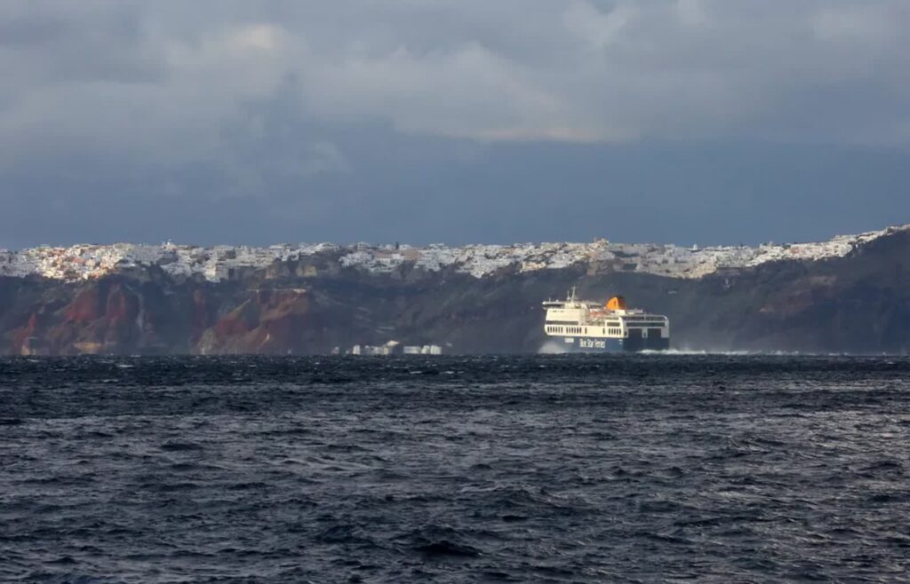 Turyści znów na Santorini. Na wyspę przypłynął pierwszy wycieczkowiec po serii trzęsień ziemi 1 Santorini, fot. PAP/EPA/ANA-MPA/ORESTIS PANAGIOTOU