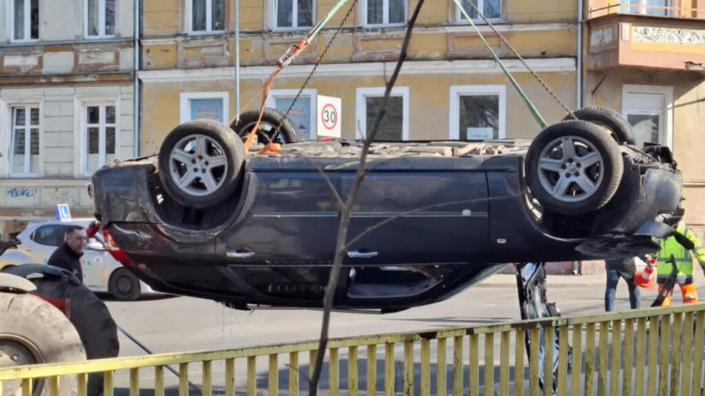 Auto wyciągnięte z Kłodawki [ZDJĘCIA, WIDEO] Radio Zachód - Lubuskie