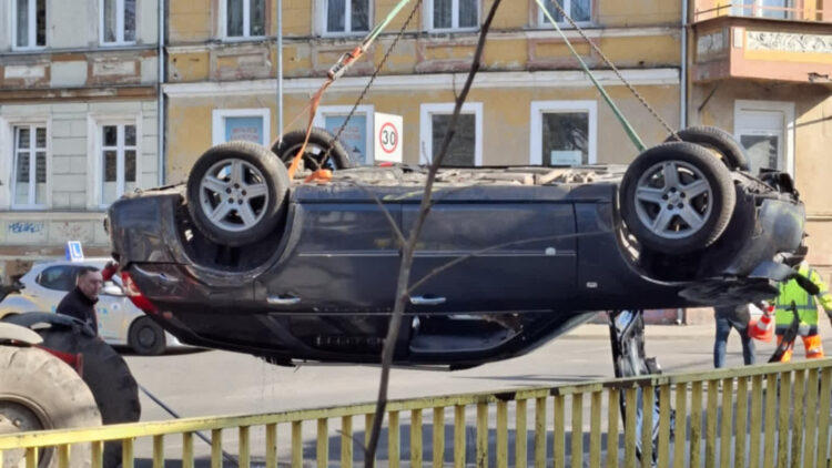 Auto wyciągnięte z Kłodawki [ZDJĘCIA, WIDEO] Radio Zachód - Lubuskie