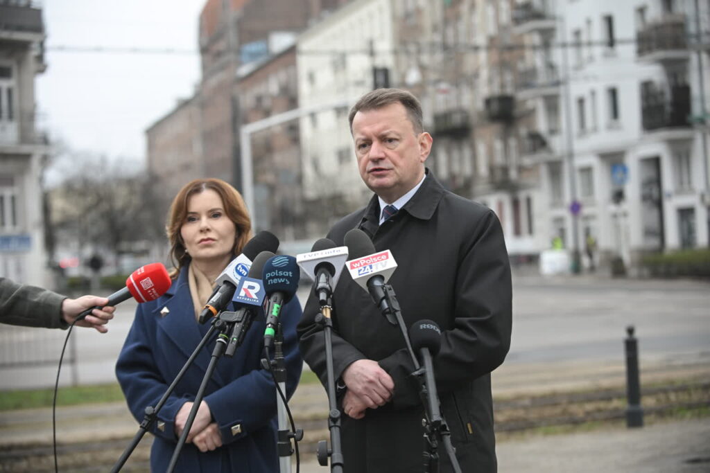 Przewodniczący KP PiS Mariusz Błaszczak i posłanka Anna Krupka. Fot. PAP/Marcin Obara