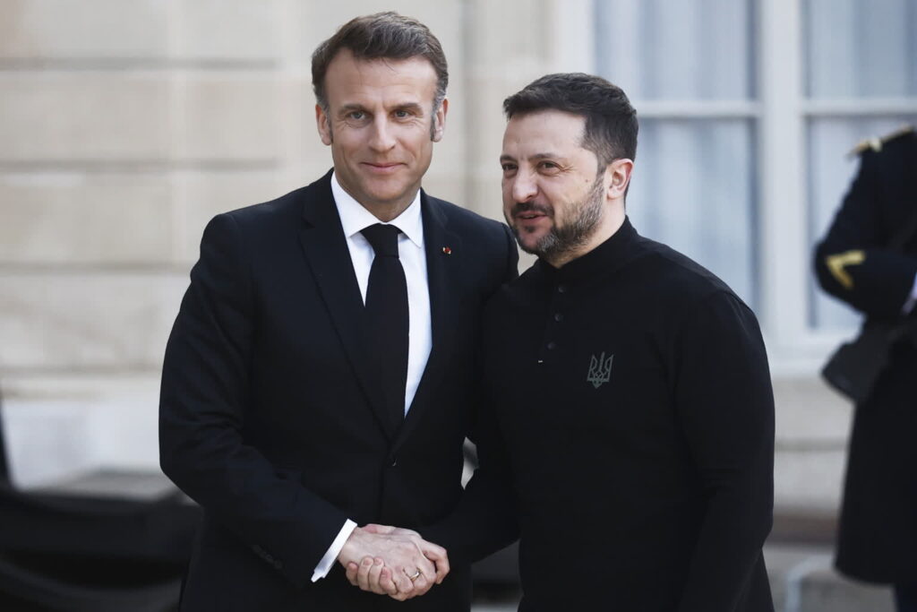 Tusk w Paryżu, rozpoczął się szczyt "koalicji chętnych" 2 Emmanuel Macron i Wołodymyr Zełenski (PAP/EPA/YOAN VALAT)