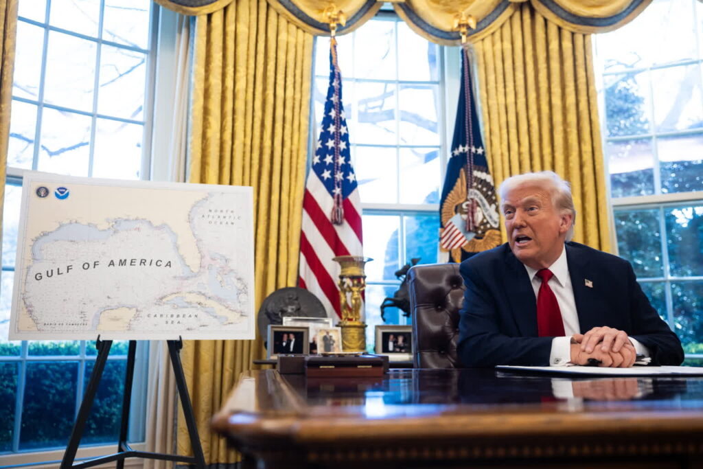 Donald Trump w prezydenckim gabinecie (PAP/EPA/FRANCIS CHUNG/POOL)