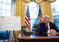 Donald Trump w prezydenckim gabinecie (PAP/EPA/FRANCIS CHUNG/POOL)