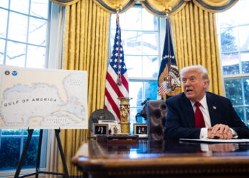 Donald Trump w prezydenckim gabinecie (PAP/EPA/FRANCIS CHUNG/POOL)