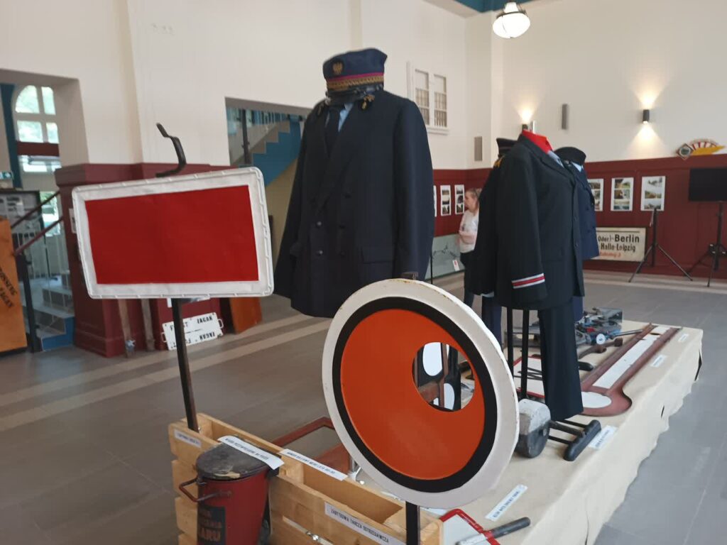 Wystawa kolejnictwa na żagańskim dworcu fot. K.Gonera