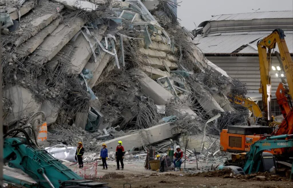 Trzęsienie ziemi. Fot. PAp/EPA/NARONG SANGNAK