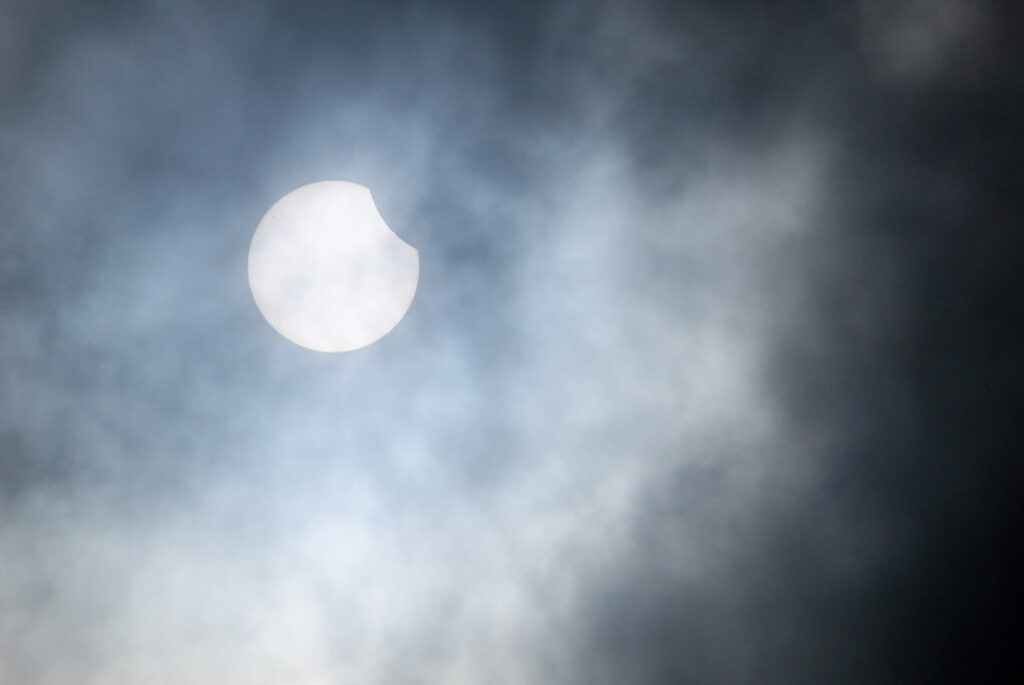 Limanowa. Częściowe zaćmienie Słońca. Fot. PAP/Grzegorz Momo