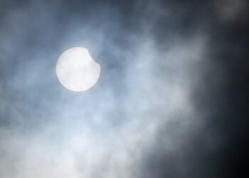 Limanowa. Częściowe zaćmienie Słońca. Fot. PAP/Grzegorz Momo