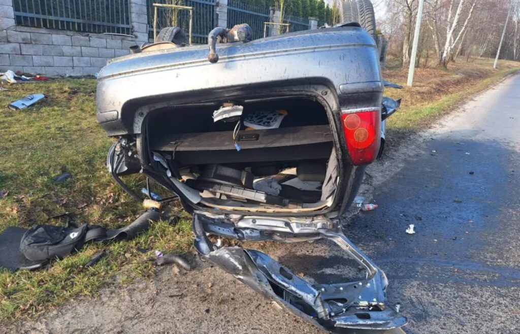 Dwóch 18-latków zginęło w wypadku w Chełmie. W aucie było 10 młodych osób 3 Auto po dachowaniu podczas wypadku w Chełmie. Fot. Lubelska Policja/facebook