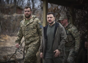 Wołodymyr Zełeński wizytujący żołnierzy ukraińskiej armii w Doniecku (PRESIDENTIAL PRESS SERVICE HANDOUT HANDOUT)