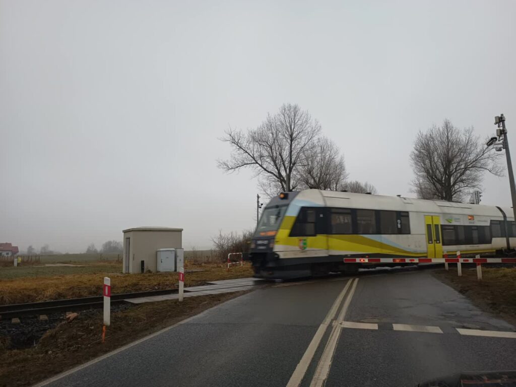 Wjazd na tory tylko przy podniesionych rogatkach fot. K.Gonera