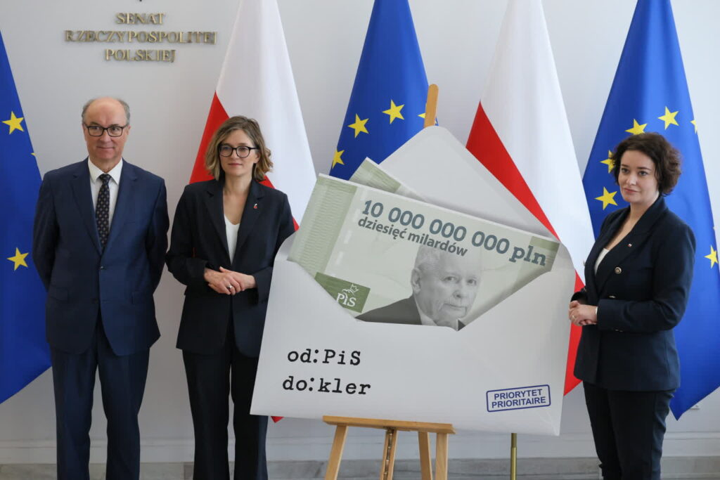 "Czas na rozdział tronu od ołtarza". Lewica o skali finansowania Kościoła przez rząd PiS 2 Magdalena Biejat, Włodzimierz Czarzasty oraz Anna Maria Żukowska Fot. PAP/Paweł Supernak