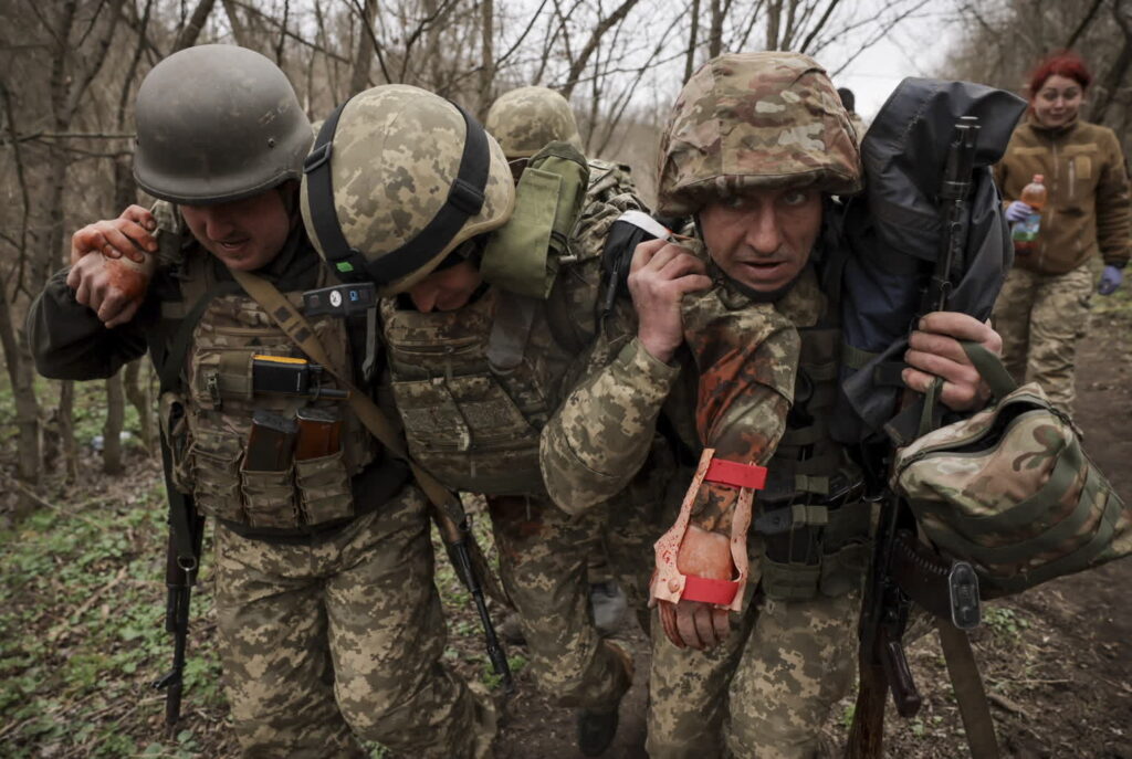 Ukraińscy żołnierze na froncie (PAP/EPA/Press service of the 24 Mechanized brigade HANDOUT)