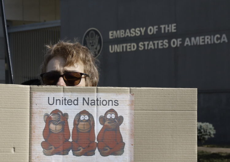 Protest przeciwko polityce Donalda Trumpa w Kijowie (PAP/EPA/SERGEY DOLZHENKO)