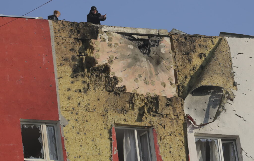Kilkaset ukraińskich dronów zaatakowało Moskwę (PAP/EPA/MAXIM SHIPENKOV)
